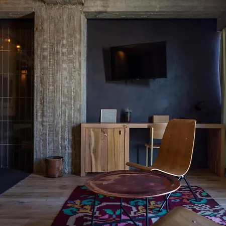 In Gallery & Hotel 3*