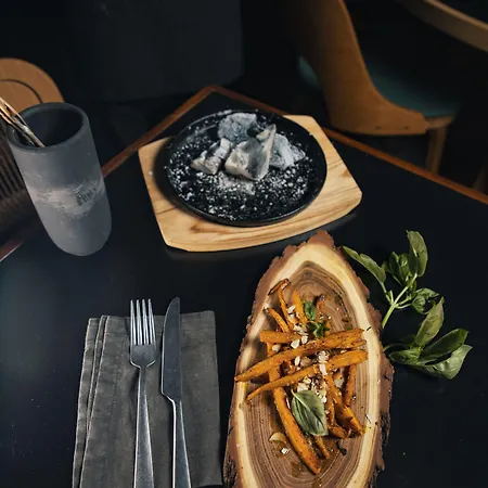 In Gallery & Hotel 3*