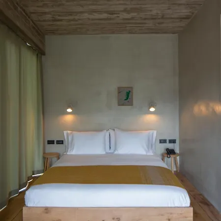 In Gallery & Hotel 3*