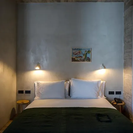 In Gallery & Hotel 3*